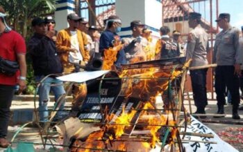 Keranda Yang Dibakar Jurnalis Sampang Di Depan Gedung Dprd Sampang. (Dok. Ist)