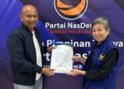 Ketua Dpd Nasdem Kabupaten Sampang Surya Nofiantoro Menerima Berkas Rekomendasi Dpp Partai Nasdem Untuk H. Slamet Junaidi.
