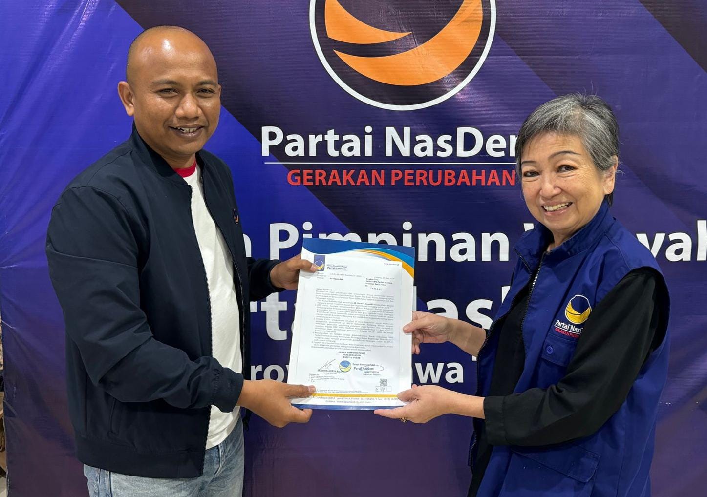 Ketua Dpd Nasdem Kabupaten Sampang Surya Nofiantoro Menerima Berkas Rekomendasi Dpp Partai Nasdem Untuk H. Slamet Junaidi.