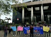 Komite Mahasiswa Madura Saat Melakukan Aksi Demonstrasi Di Depan Gedung Kantor Kpk.