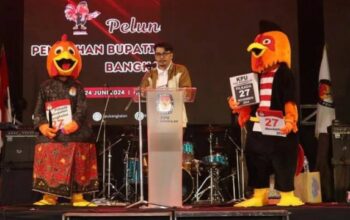 Ketua Kpu Bangkalan Saat Menyampaikan Sambutan Pada Acara Peluncuran Maskot Pilkada Bangkalan