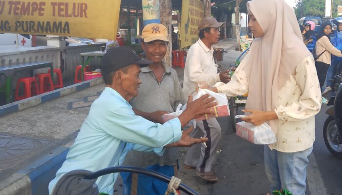 Terinspirasi Kegiatan Mendiang Hj Mimin Slamet Junaidi, Sahabat Jelita Bagikan Makan Kepada Abang Becak Dan Kaum Dhuafa