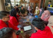 Mahasiswa Kkn Untag Surabaya Saat Mengajarkan Cara Membranding Desa Melalui Medsos.