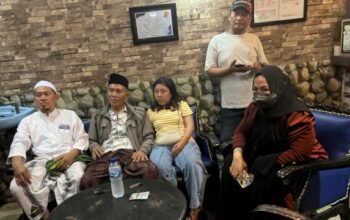 Habib Abdurrahman Saat Berdialog Dengan Pemilik Kafe.