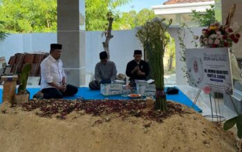 H. Slamet Junaidi Nyekar Ke Makam Orang Tua Dan Hj Mimin Slamet Junaidi Sebelum Mendaftar Ke Kpu Sampang