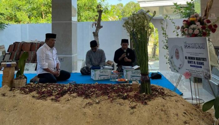 H. Slamet Junaidi Nyekar Ke Makam Orang Tua Dan Hj Mimin Slamet Junaidi Sebelum Mendaftar Ke Kpu Sampang