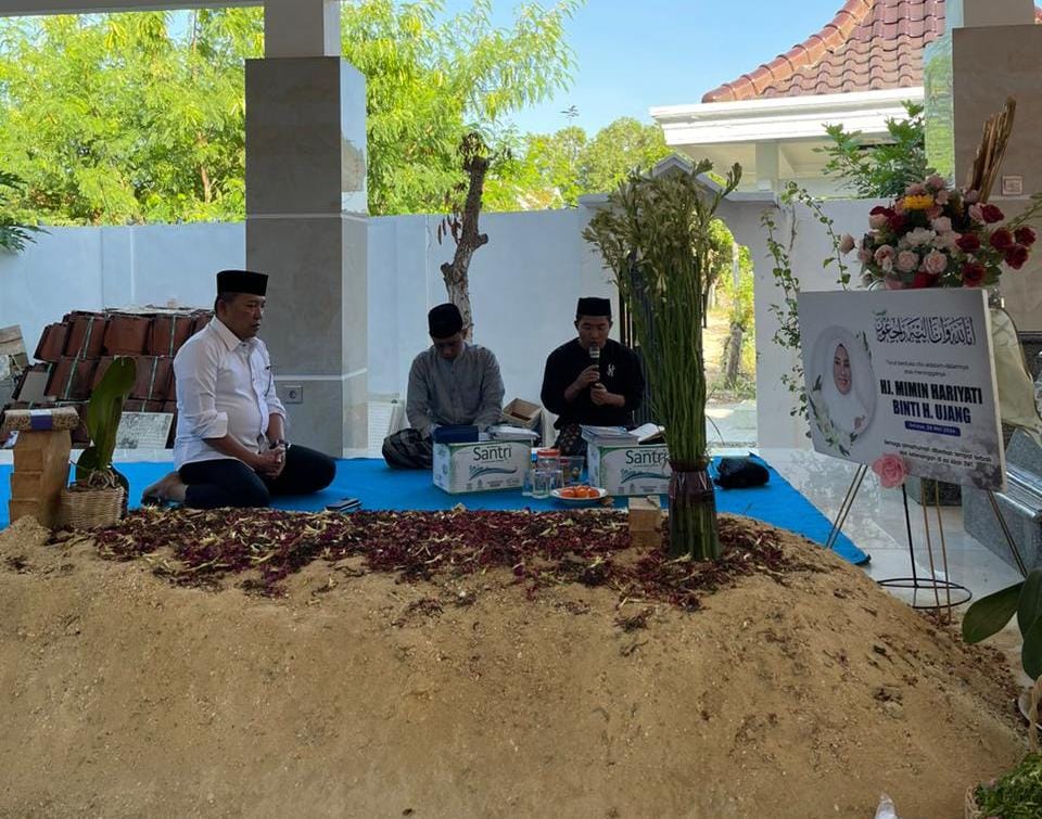 Img 20240829 Wa0020 H. Slamet Junaidi Nyekar Ke Makam Orang Tua Dan Hj Mimin Slamet Junaidi Sebelum Mendaftar Ke Kpu Sampang