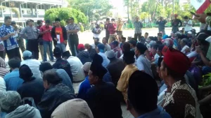 Protes PDAM, Warga Omben Datangi Kantor Bupati Sampang