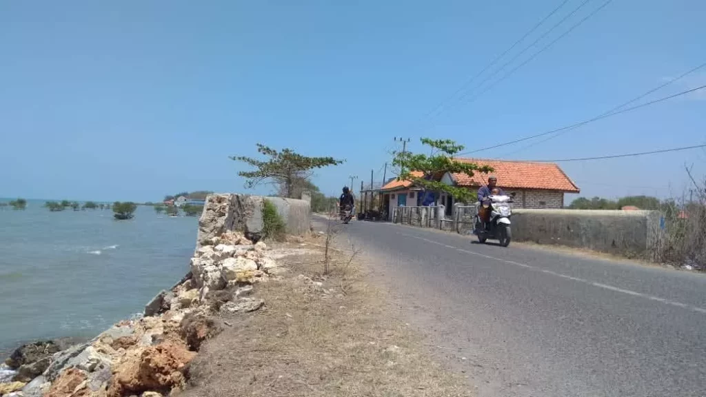 Bupati Bangkalan Pastikan Perbaikan Tangkis Laut Tahun Depan