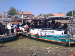 Diangkut Perahu, Kotak Suara PSU Didistribusikan ke Pulau Mandangin