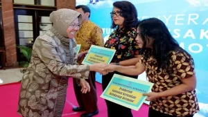 Risma Minta Maaf, Terlambat Beri Bantuan Kepada Korban Bom