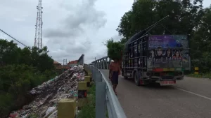 Jembatan Arosbaya Disesaki Sampah Dari Warga Luar