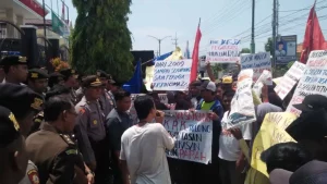 Usut Kasus Korupsi Rastra, Ratusan Warga Larangan Tokol Pamekasan Demo Kejari