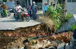 Digerus Air, Jalan Dua Desa Putus