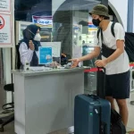 Penumpang Kereta Api Saat Melakukan Chek-In Di Stasiun