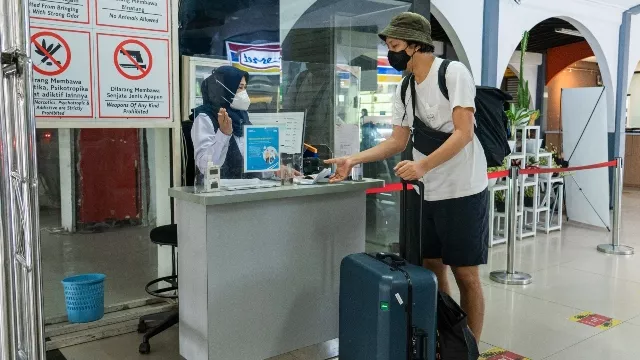 Penumpang Kereta Api Saat Melakukan Chek-In Di Stasiun