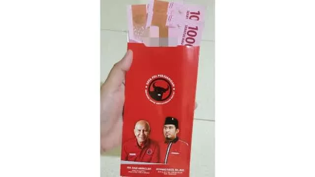 Amplop Berisi Uang Tunai 300 Ribu Yang Dibagikan Kepada Jamaah.