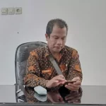 Kabid Penyelenggaraan Perizinan Kabupaten Sampang Sudarmadi Saat Ditemui Di Ruang Kerjanya.