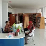 Pengunjung Perpustakaan Daerah Sampang Saat Hendak Meminjam Buku.