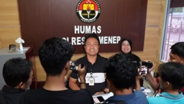 Humas Polres Sumenep Saat Memberikan Keterangan Kepada Awak Media.