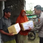 Proses Bagi - Bagi Sembako Pada Warga Tidak Mampu Di Kecamatan Camplong.