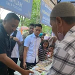 Bupati Sampang Saat Memborong Dagangan Pkl Di Stand Bazar Takjil.