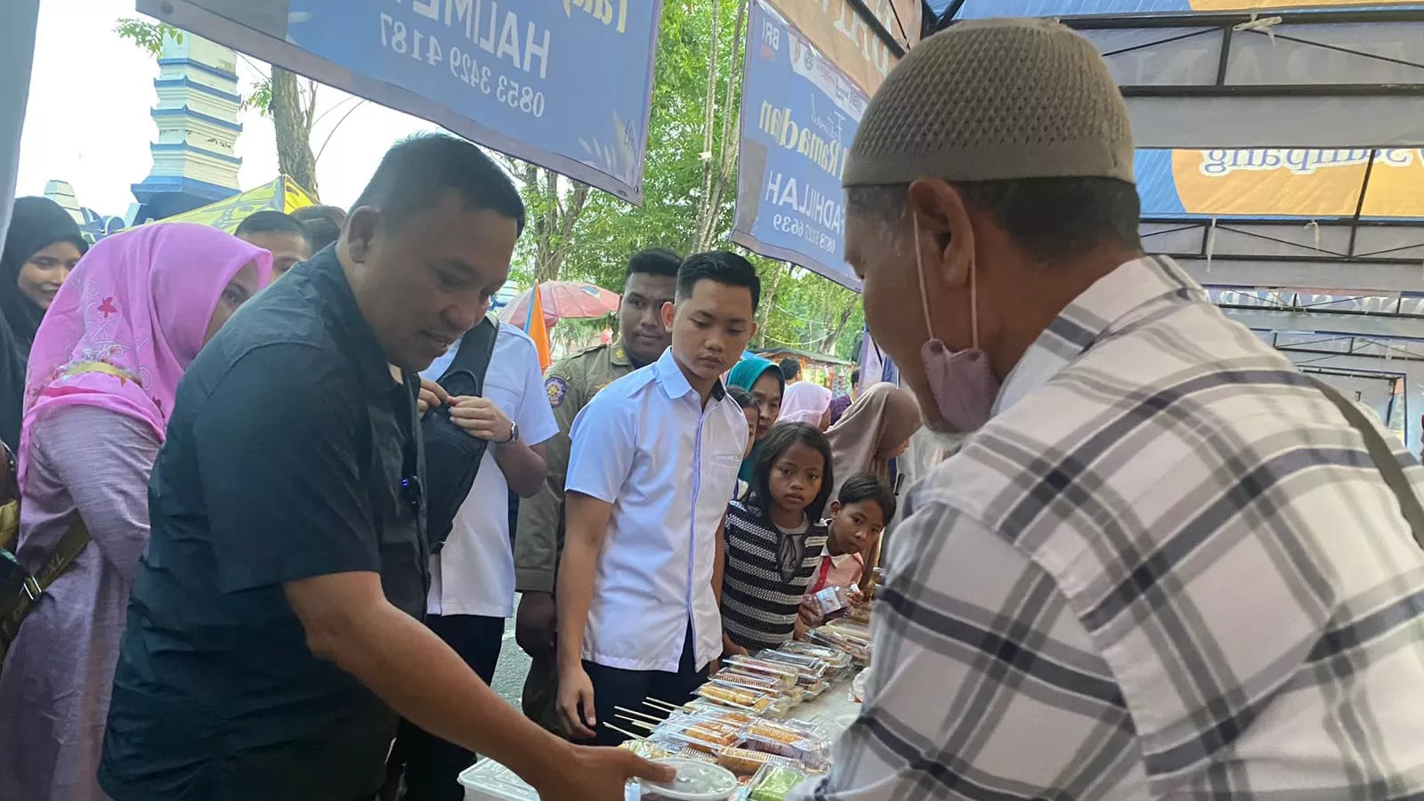 Bupati Sampang Saat Memborong Dagangan Pkl Di Stand Bazar Takjil.