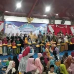 Bupati Sampang H. Slamet Junaidi Saat Memberikan Santunan Kepada Anak Yatim Di Pendopo Trunojoyo.