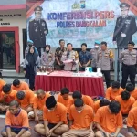 Kapolres Bangkalan Akbp Wiwit Ari Wibisono Saat Memimpin Konferensi Pers Di Halaman Mapolres Setempat.