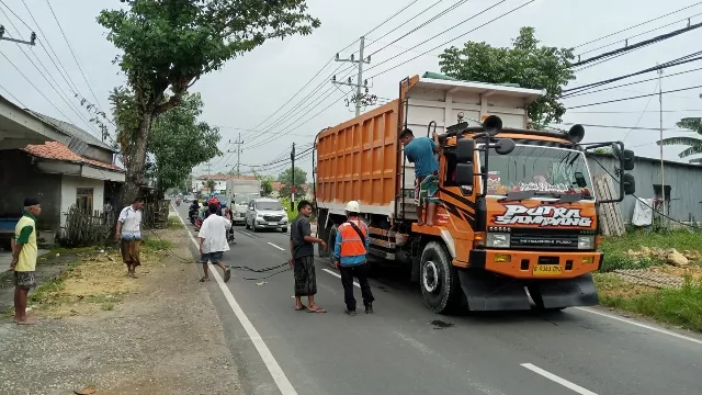 Mobil Truk Usai Menabrak Kabel Listrik Di Jalan Karongan, Desa Tanggumong, Kabupaten Sampang.