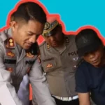 Kapolres Sampang Saat Menyerahkan Bantuan Kepada Kakek Budali.