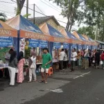 Warga Saat Berburu Takjil Di Lokasi Sampang Ramadhan Festival.