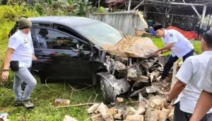 Rem Blong, Mobil Komisioner Kpu Sumenep Tabrak Tembok Rumah Warga