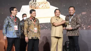 Komitmen Dukung Program Jaminan Kesehatan Nasional (Jkn), Kabupaten Sampang Raih Penghargaan Uhc Tingkat Nasional