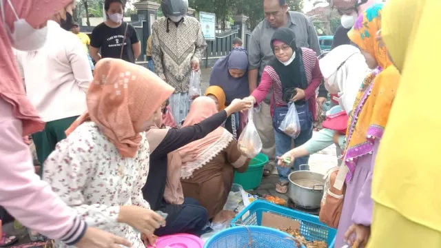 Antusias Warga Bangkalan Meramaikan Pasar Kaget Di Alun-Alun Bangkalan