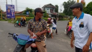 Dpk Knpi Torjun Tebar Kebaikan, Bagikan Takjil Kepada Pengendara