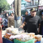 Bupati Dan Ketua Tp Pkk Sampang Saat Memborong Takjil. (Prokopim Pemkab For Taberita)