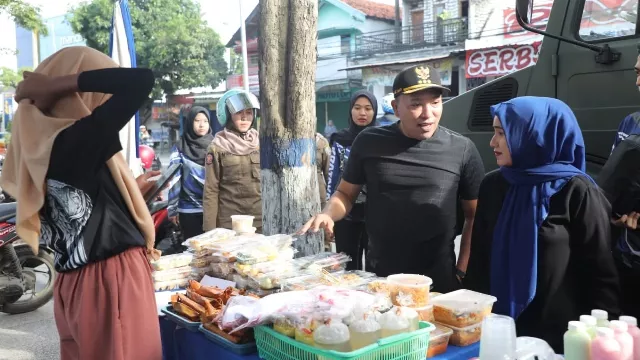 Bupati Dan Ketua Tp Pkk Sampang Saat Memborong Takjil. (Prokopim Pemkab For Taberita)