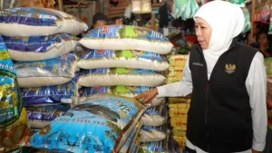 Gubernur Jawa Timur Pantau Harga Bahan Pokok Di Pasar Kolpajung Pamekasan