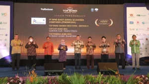 Raih Penghargaan Bergengsi, Bupati Sampang Terima Reward Sebagai Top Pembina Bumd Awards 2023