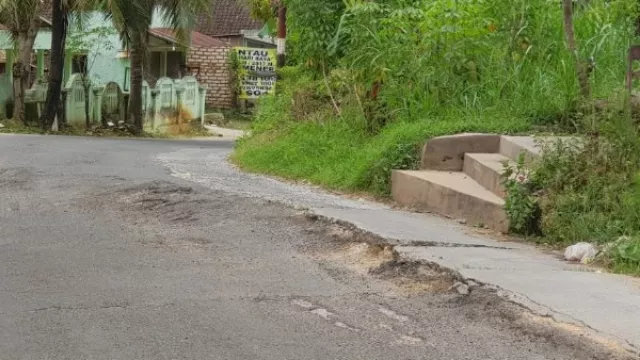 Ruas Jalan Penghubung Rubaru - Kota Ambles.