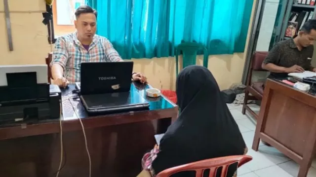 Korban Saat Melapor Ke Mapolsek Palengaan