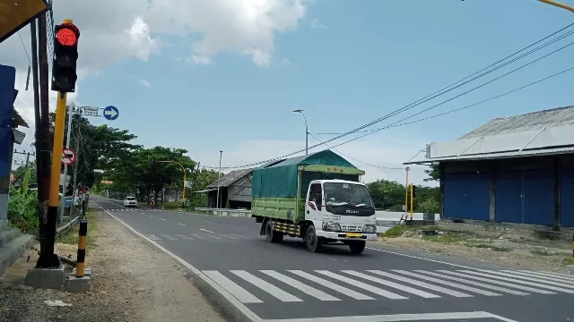 Truk Berat Saat Berhenti Di Perempatan Lampu Merah Jls.