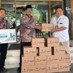 Plt. Bupati Bangkalan Drs. Mohni Secara Simbolis Menerima Paket Sembako.