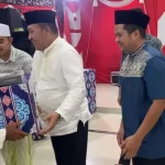 Senyum Bahagia Pasukan Kebersihan Saat Mendapat Bingkisan Dan Thr Dari Bupati Dan Bank Sampang.