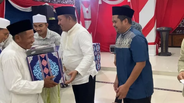 Senyum Bahagia Pasukan Kebersihan Saat Mendapat Bingkisan Dan Thr Dari Bupati Dan Bank Sampang.