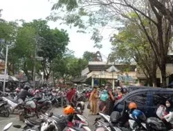 &Quot;Preman&Quot; Pasar Srimangunan Sampang, Tak Ditakuti Justru Datangkan Kebahagiaan 12 “Preman” Pasar Srimangunan Sampang, Tak Ditakuti Justru Datangkan Kebahagiaan