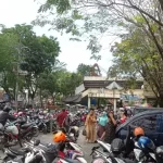 Suasana Parkiran Pasar Srimangunan Tampak Penuh.