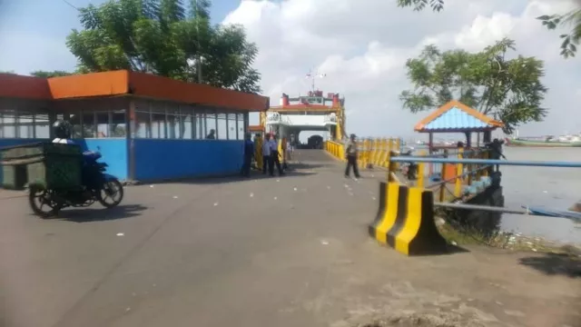 Suasana Pelabuhan Penyebaran Kamal - Surabaya