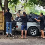 Komunitas Pemuda Inisiatif Saat Membersikan Serakan Sampah.